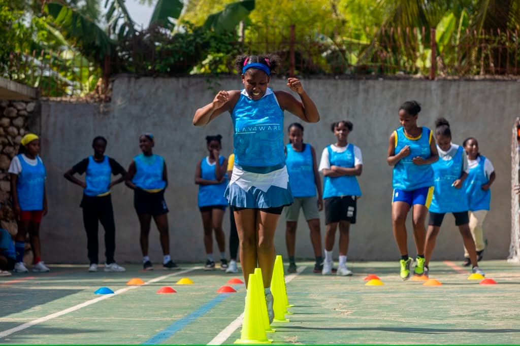 De jeunes athlètes à l'entraînement — échelle de rythme et cônes — lors d'une séance PLAY4WARD à Jacmel